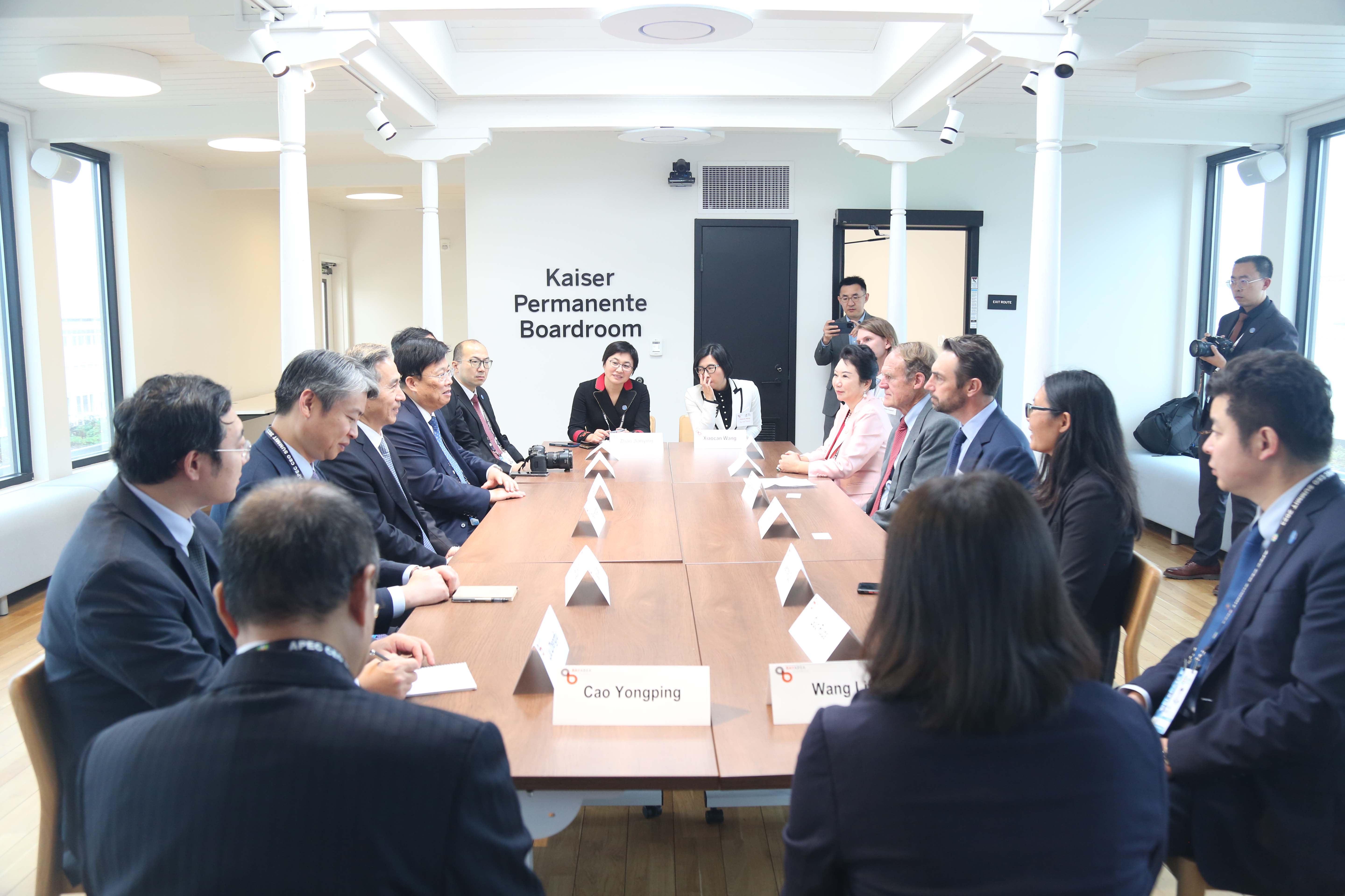 亚洲城yzc88集团董事局李俐与中国贸促会会长任鸿斌交流